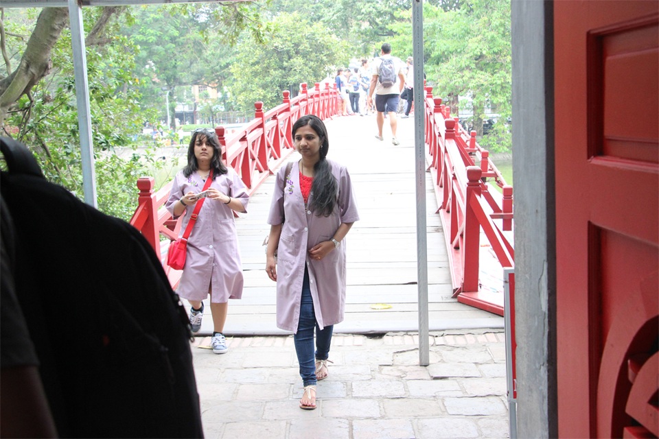 Người mặc váy ngắn, quần cộc phải khoác áo choàng khi vào đền Ngọc Sơn - 6 Người mặc váy ngắn, quần cộc phải khoác áo choàng khi vào đền Ngọc Sơn - 6