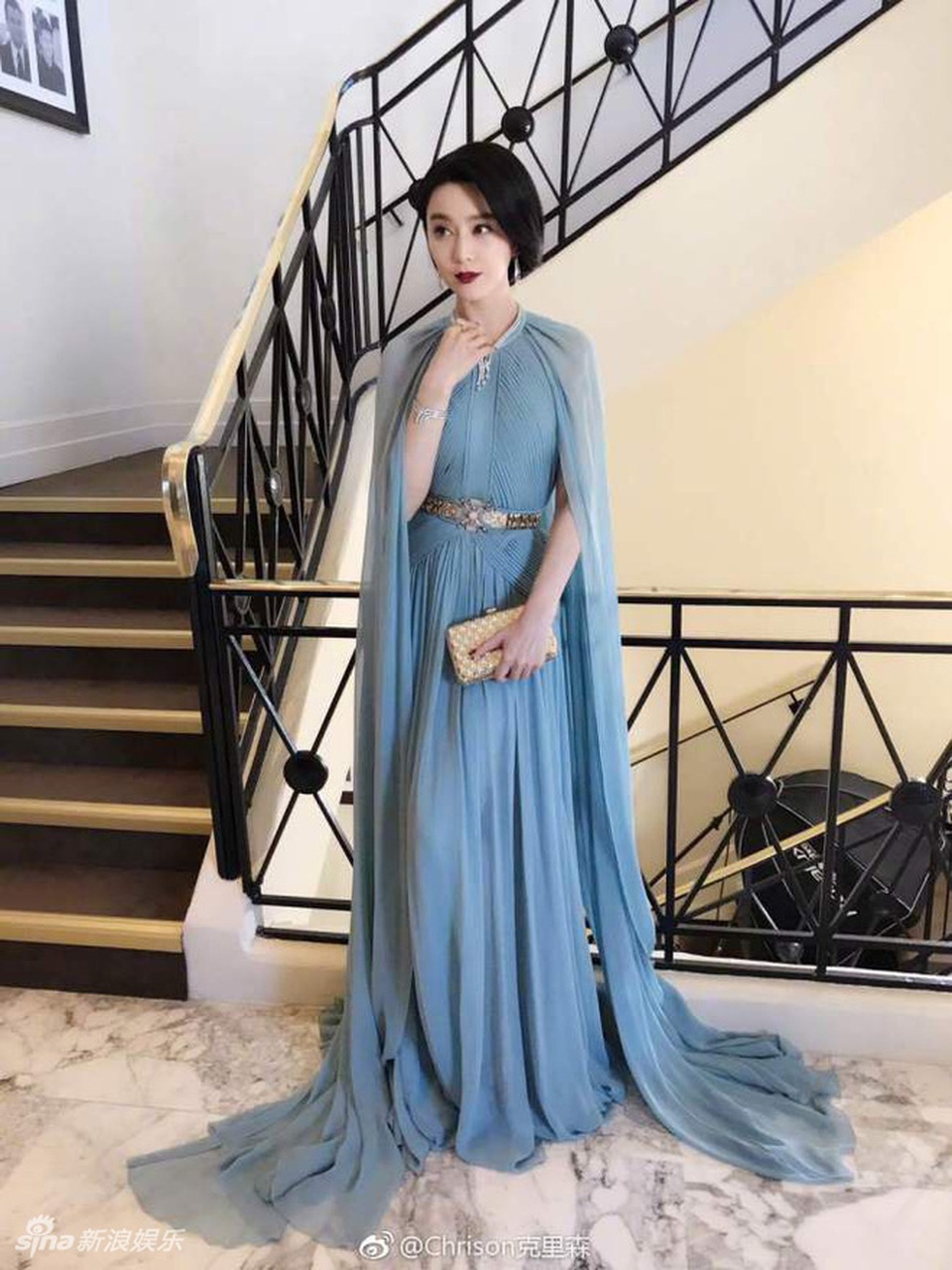 Phạm Băng Băng đẹp như nữ thần trên thảm đỏ LHP Cannes 2017 - 1
Phạm Băng Băng diện đầm màu xanh trong sự kiện khai mạc LHP quốc tế năm 2017 tại Pháp, ngày 17/5. Cô là một trong những giám khảo của kỳ LHP năm nay.