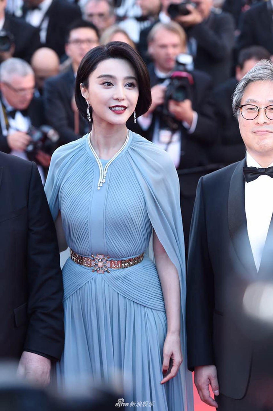 Phạm Băng Băng đẹp như nữ thần trên thảm đỏ LHP Cannes 2017 - 7
Phạm Băng Băng tự tin tạo dáng trên thảm đỏ bên những ngôi sao nổi tiếng đến từ khắp mọi nơi trên thế giới.