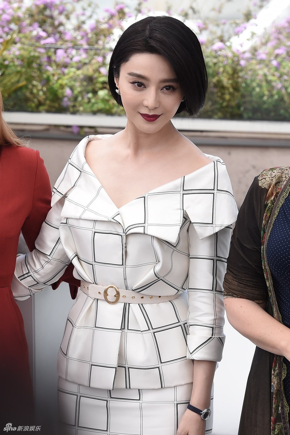 Phạm Băng Băng đẹp như nữ thần trên thảm đỏ LHP Cannes 2017 - 26
Trước khi khai mạc, Phạm Băng Băng cũng đã tham gia một sự kiện khác cùng các giám khảo của LHP năm nay. Cô chọn đầm trắng, trễ vai khoe làn da trắng sứ mịn màng.
