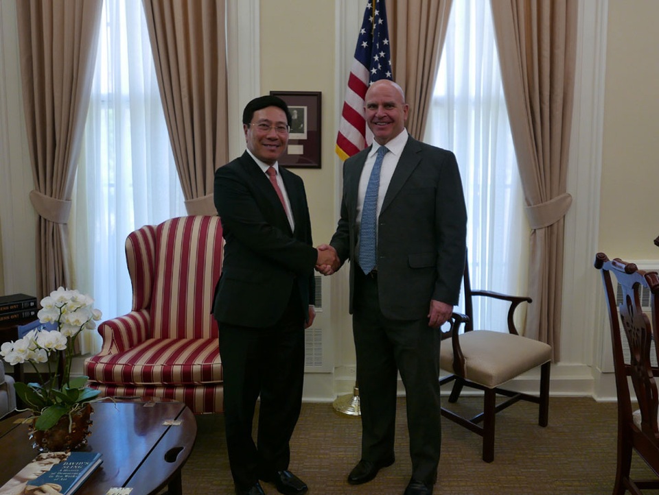 Ngoại trưởng Mỹ xác nhận Tổng thống Donald Trump sẽ thăm Việt Nam - 2
Phó Thủ tướng,Bộ trưởng Bộ Ngoại giao Phạm Bình Minh và Cố vấn Hội đồng An ninh Quốc gia H.R. McMasster (Ảnh: Bộ Ngoại giao Việt Nam)