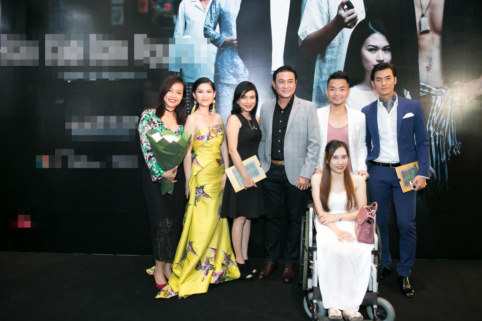 Phạm Hồng Phước và kỷ niệm đóng cảnh "giường chiếu" với... 2 phụ nữ - 4 Phạm Hồng Phước cùng đạo diễn Hồng Ánh (ngoài cùng bên trái).