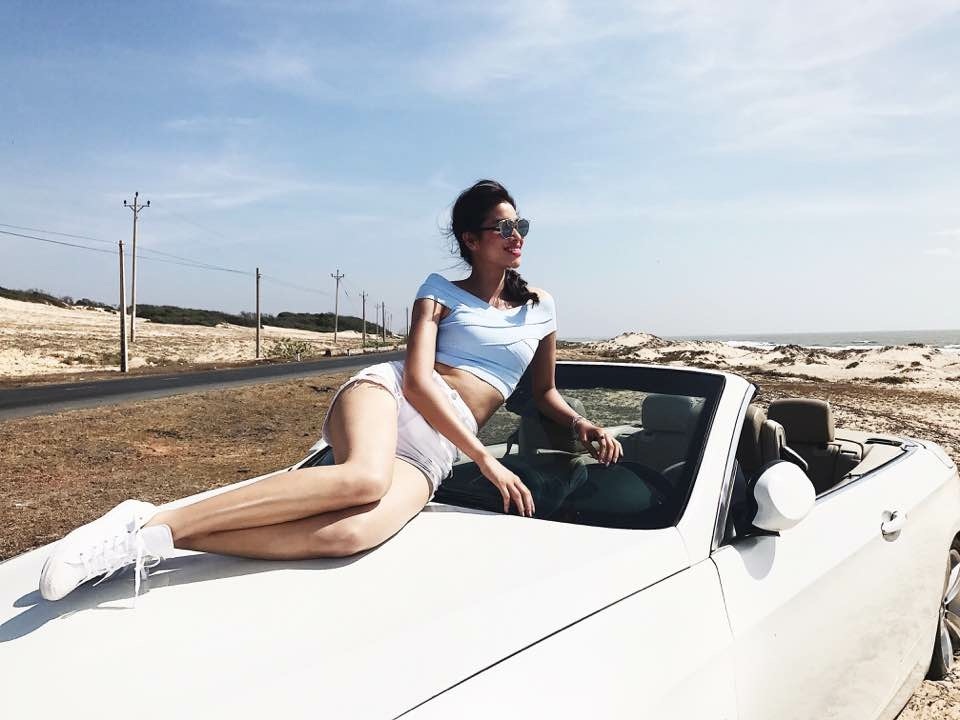 Hoa hậu Kỳ Duyên vào bếp, Hồ Ngọc Hà vi vu trời Tây - 14 Hoa hậu Phạm Hương chia sẻ ảnh đang đi chụp hình ở nơi khá xa, cô viết: Thanh xuân để dành