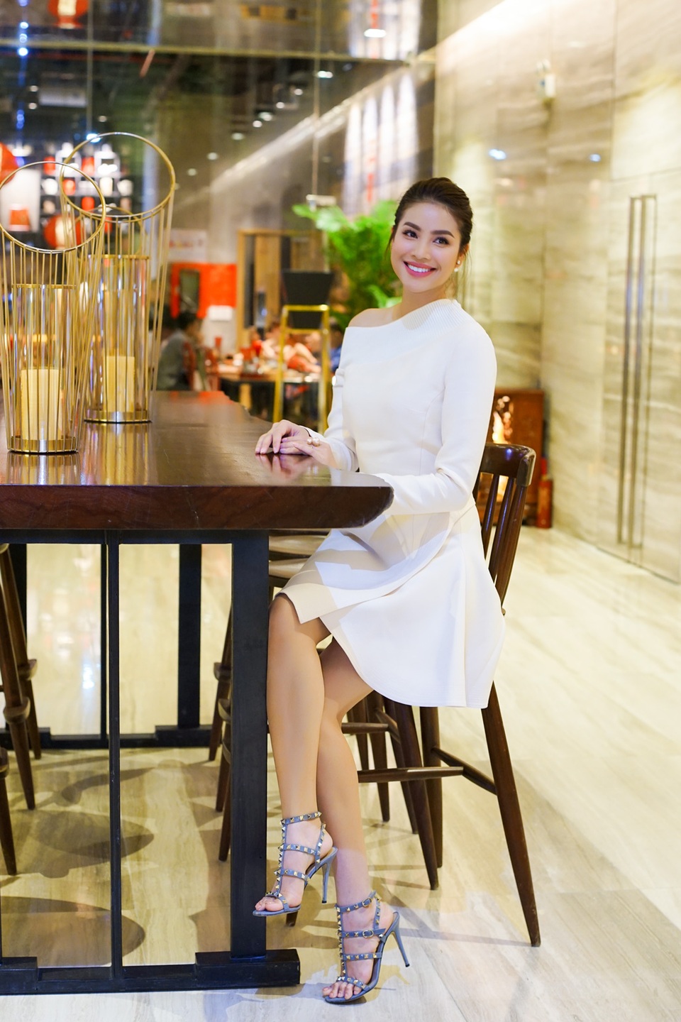 Bất ngờ trước giọng hát ngọt ngào của Hoa hậu Phạm Hương - 9 Trong khoảng thời gian sắp tới, Phạm Hương sẽ tiếp tục đồng hành cùng cuộc thi Hoa hậu hoàn Vũ 2017 để tìm ra người kế vị cho Phạm Hương.