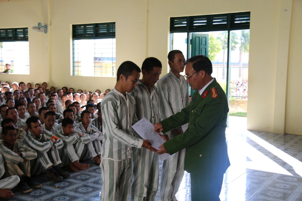 Gần 500 phạm nhân được tha tù, giảm án dịp 30/4 - 1
Các phạm nhân nhận quyết định giảm án (ảnh Dương Phong)