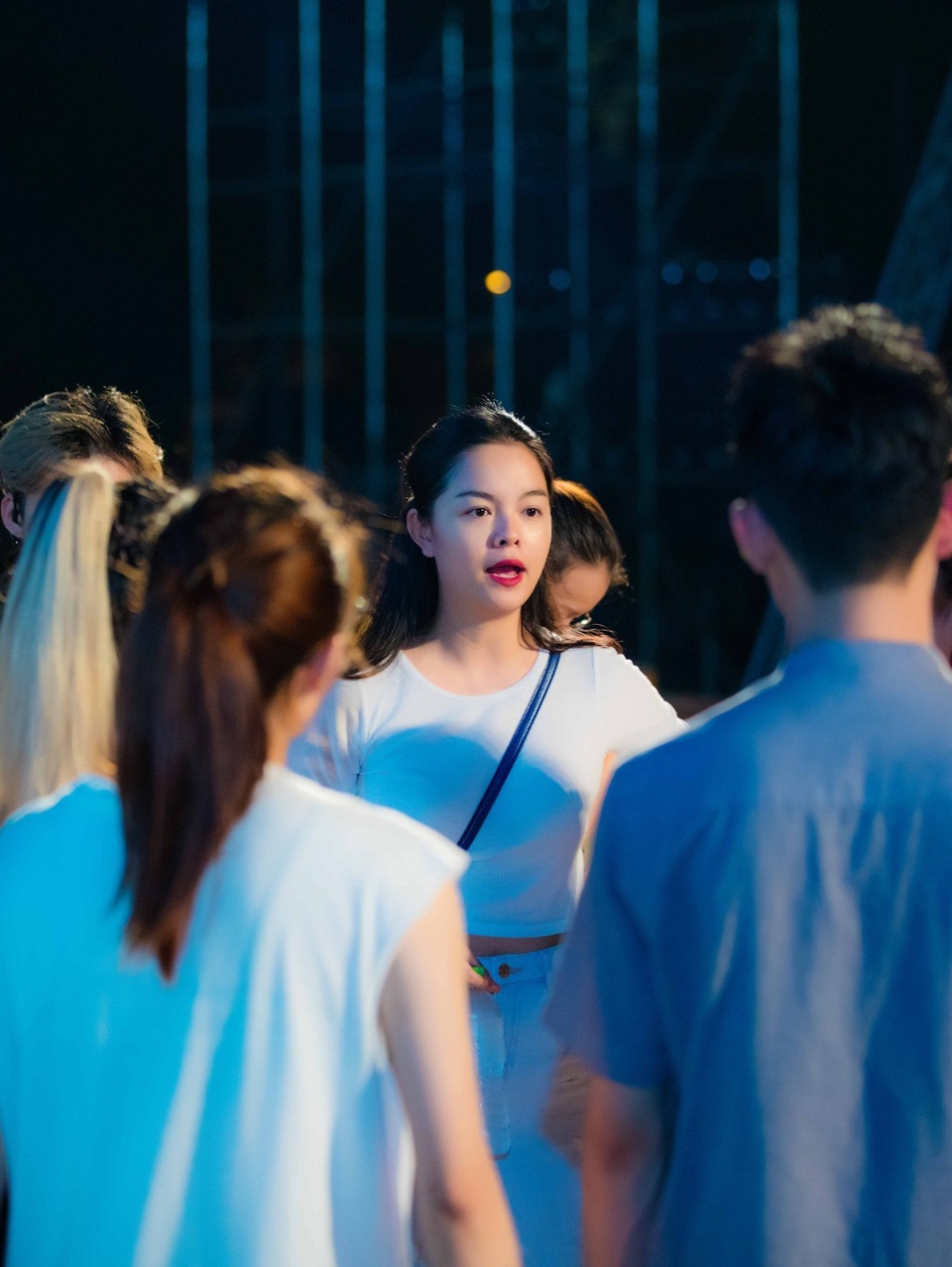 Cô cho biết, bản thân nhanh chóng lấy lại vóc dáng vì chăm chỉ tập luyện và kết hợp chế độ dinh dưỡng hợp lý tốt cho cả mẹ và bé. Cô theo dõi khá sát sao buổi tổng duyệt mà không có sự xuất hiện của ông xã.