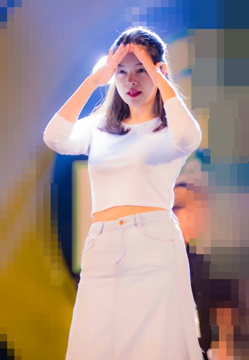 Mới đây, Phạm Quỳnh Anh bất ngờ xuất hiện tại Hà Nội sau sinh 3 tháng. Cô tất bật chuẩn bị cho sự kiện giải trí lớn diễn ra tại đây. Nữ ca sĩ khiến nhiều người ngưỡng mộ bởi vóc dáng thon gọn nhanh chóng sau sinh.