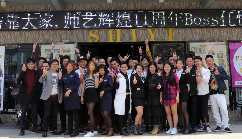 Nhà sư phạm tóc đầu tiên của Việt Nam “xuất khẩu” kỹ thuật uốn ra quốc tế - 4 NTMT Phạm Quỳnh Hương trong chuyến giao lưu chia sẻ tại Trung Quốc.