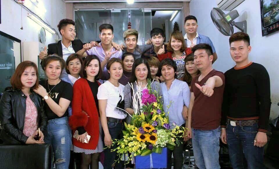 Nhà sư phạm tóc đầu tiên của Việt Nam “xuất khẩu” kỹ thuật uốn ra quốc tế - 3 Phạm Quỳnh Hương với những học viên của mình.