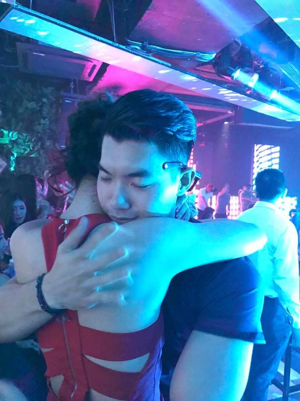 Trương Nam Thành bất ngờ cầu hôn bạn gái hơn tuổi - 7 Nam người mẫu xúc động ôm chặt bạn gái vì sau nhiều lần cầu hôn cho đến hôm nay mới nhận được cái gật đầu.