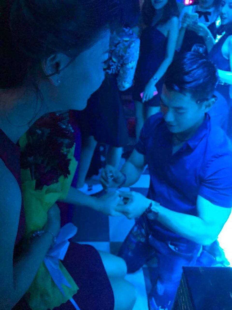 Trương Nam Thành bất ngờ cầu hôn bạn gái hơn tuổi - 3 Trương Nam Thành bất ngờ cầu hôn bạn gái hơn tuổi - 3