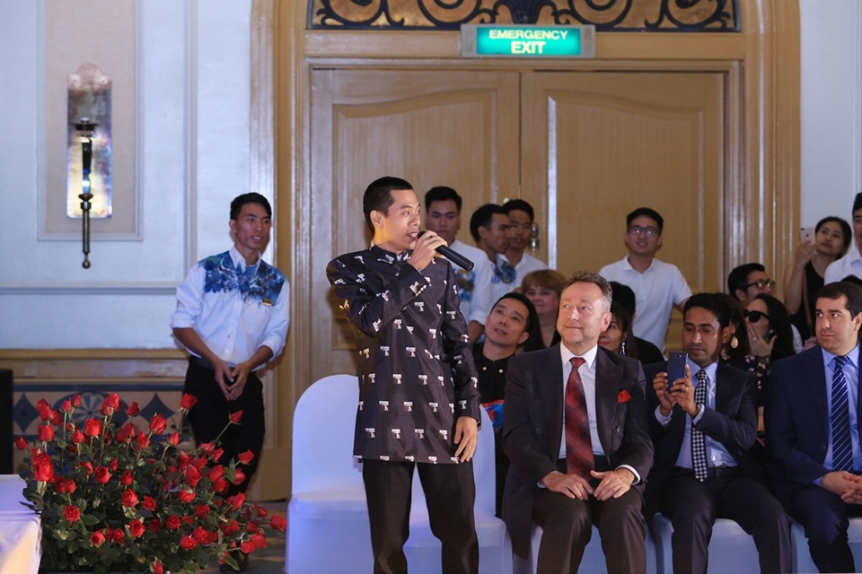 NTK Đỗ Trịnh Hoài Nam và các doanh nhân hảo tâm ủng hộ đồng bào miền Trung - 7 Ông Phạm Văn Ninh cho biết: “Tôi quyết tâm đấu giá thành công bộ áo dài với mong mỏi lá lành đùm lá rách, rất mong sẽ có thêm những tấm lòng hảo tâm giúp đỡ đồng bào miền Trung”.