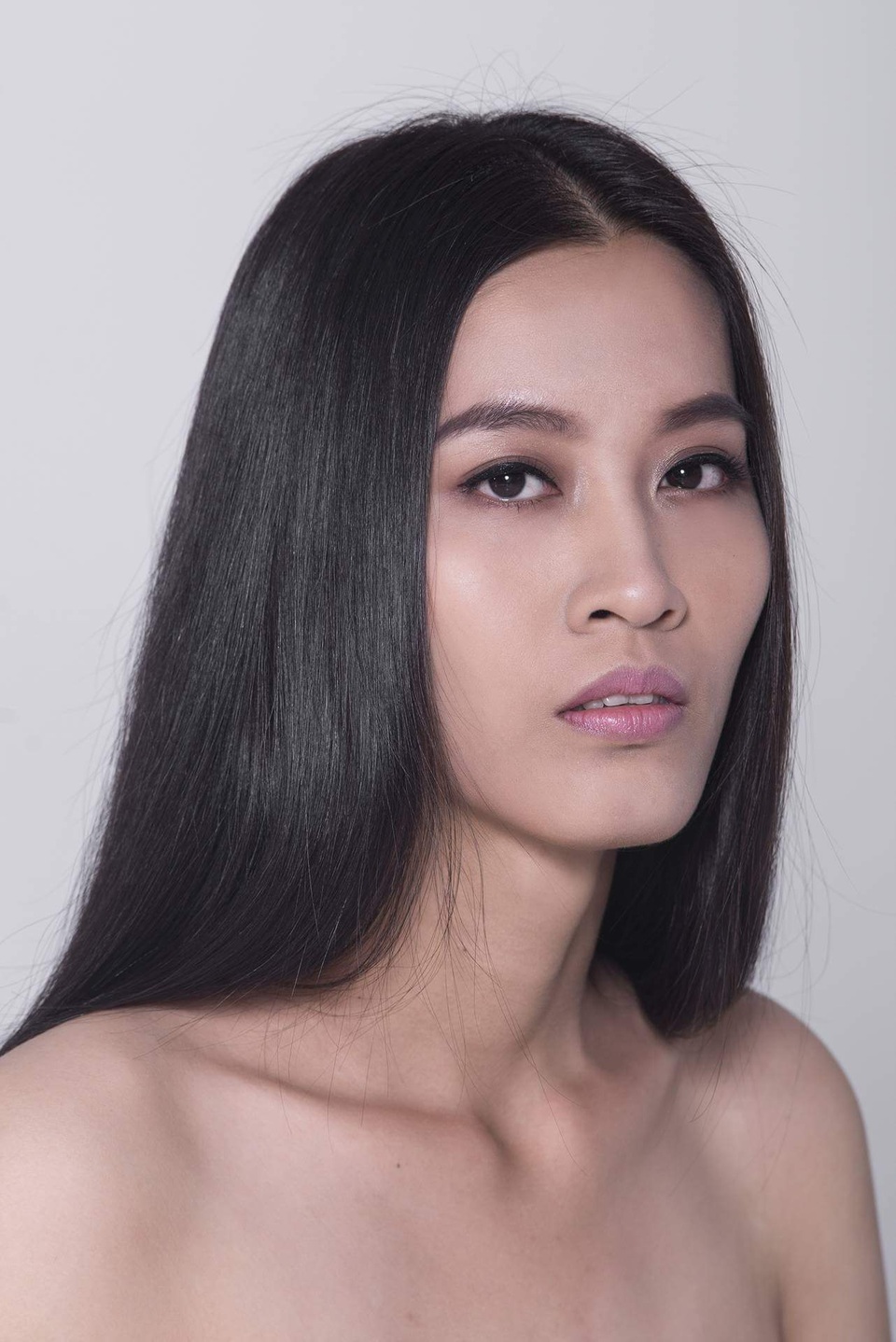 Dù vậy, Tú Quyên chưa bao giờ đầu hàng số phận và cô cố gắng trau dồi kiến thức thông qua giao tiếp với mọi người xung quanh. Hiện, cô đang là chuyên viên tư vấn bất động sản. Câu chuyện của Tú Quyên là minh chứng cho câu nói: “Khi một cánh cửa đóng lại luôn có ít nhất một cánh cửa tốt đẹp khác đang chờ ta”.