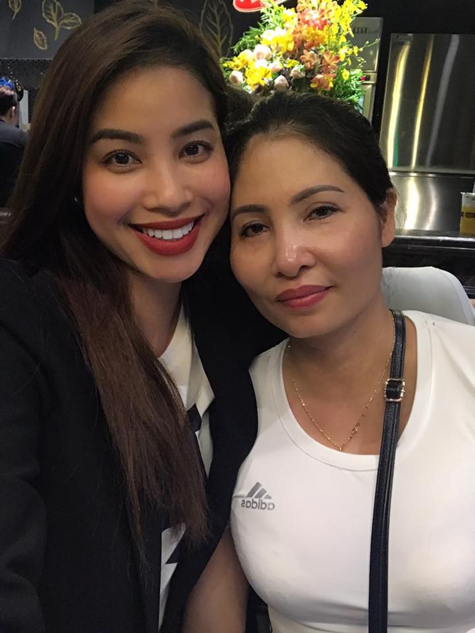 Vợ chồng Hồng Ngọc kỷ niệm ngày cưới, Đan Trường thể hiện vai trò "ông bố đảm" - 17 Hoa hậu Phạm Hương đón mẹ từ Hải Phòng vào chơi cùng con gái