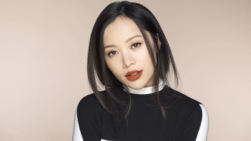 Đằng sau ánh hào quang của "nữ hoàng sắc đẹp" gốc Việt nổi tiếng trên Youtube - 1
Michelle Phan là người gốc Việt được Forbes bình chọn là blogger về làm đẹp có sức ảnh hưởng thứ 2 trên Youtube.