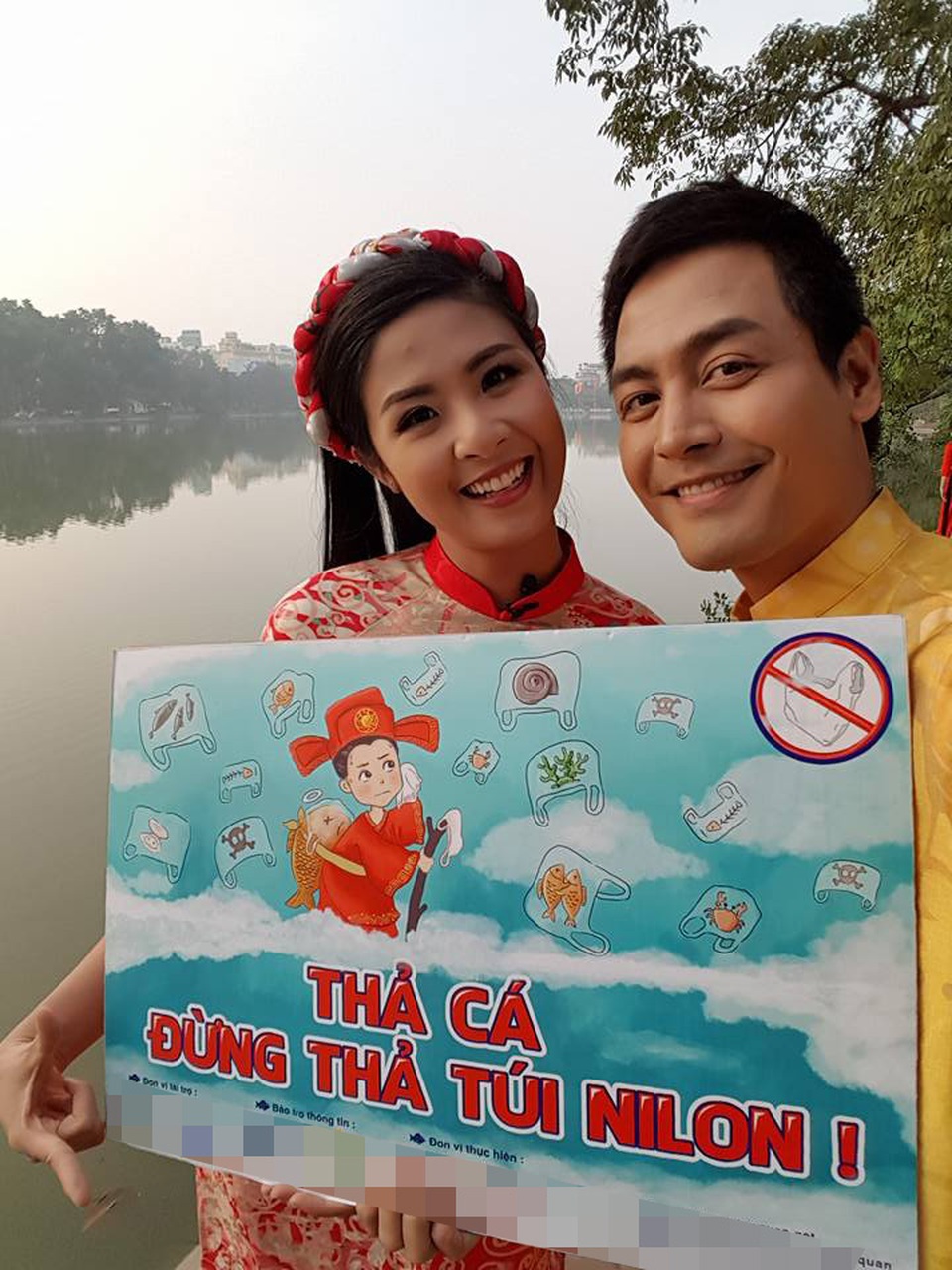 MC Phan Anh, hoa hậu Ngọc Hân kêu gọi "thả cá đừng thả túi nilon" - 2 Cả hai tỏ ra rất vui vẻ khi được làm những việc ý nghĩa này. Theo họ, đó là hành động để bảo vệ môi trường khỏi những ảnh hưởng của sự thiếu ý thức.