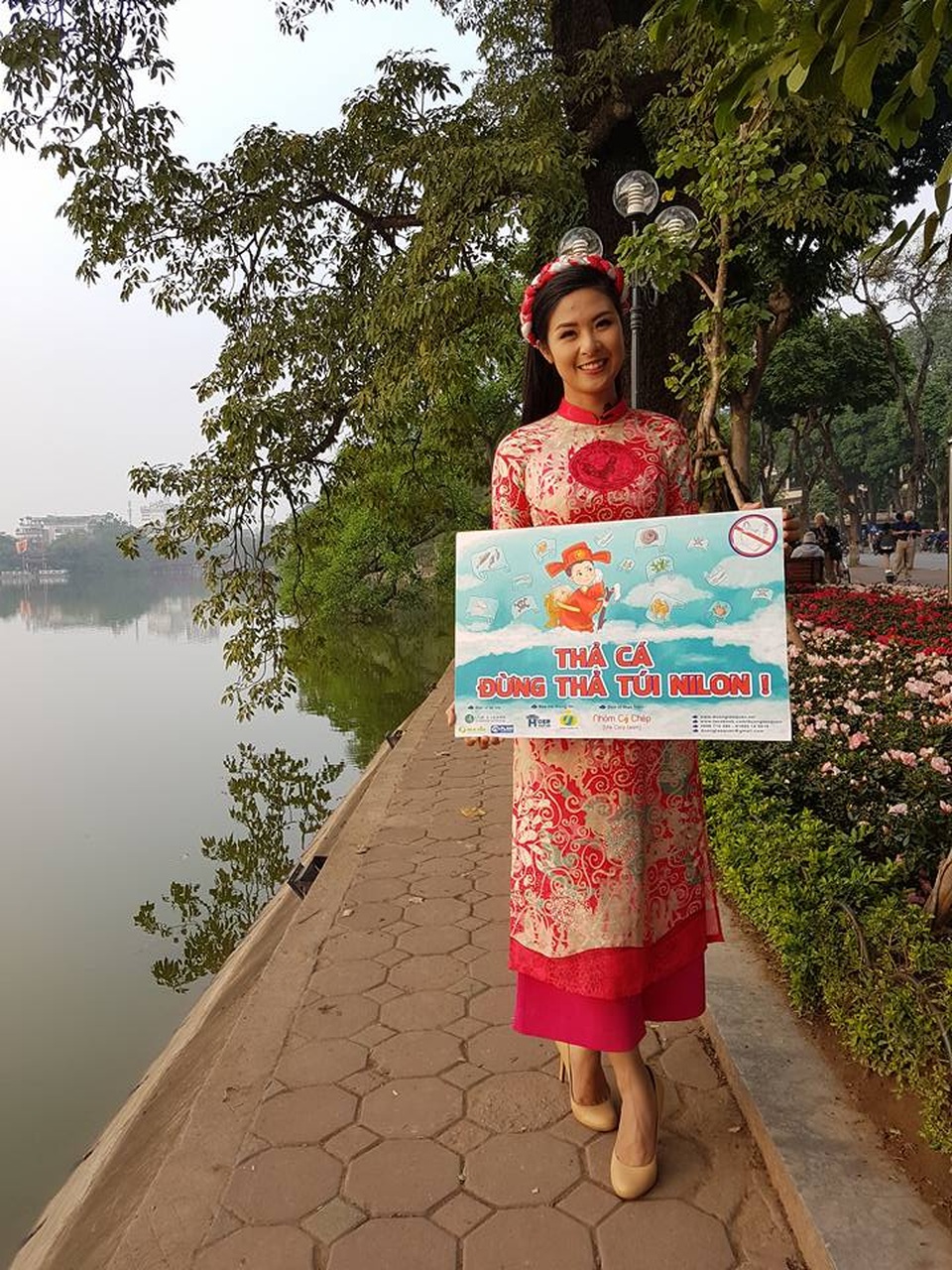 MC Phan Anh, hoa hậu Ngọc Hân kêu gọi "thả cá đừng thả túi nilon" - 3 Ngọc Hân là Hoa hậu tích cực trong nhiều hoạt động thiện nguyện. Cô luôn có mặt trong các sự kiện hướng về cộng đồng với hình ảnh rất gần gũi.