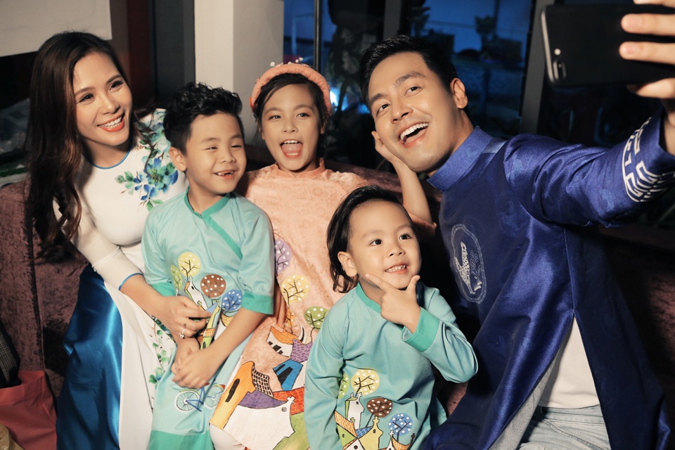 Phan Anh chăm chút cho con gái trước khi lên sân khấu nhưng cũng không quên selfie lưu lại khoảnh khắc đáng nhớ.