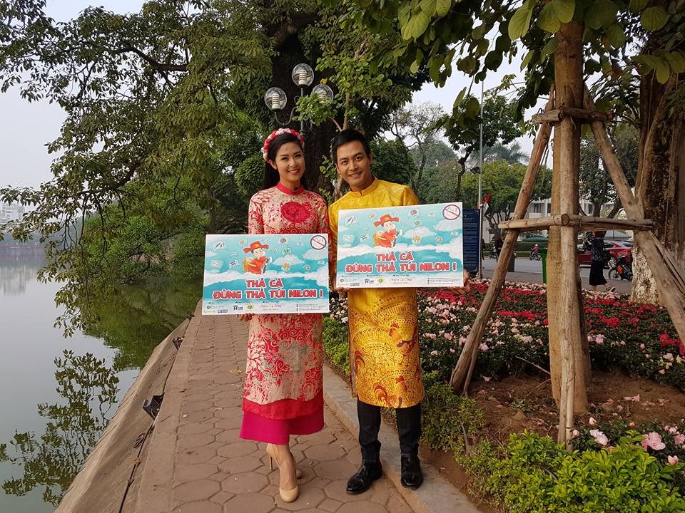 MC Phan Anh, hoa hậu Ngọc Hân kêu gọi "thả cá đừng thả túi nilon" - 1 Cả ai cùng diện áo dài có hoạ tiết con gà và có mặt từ sáng sớm tại Hồ Gươm để thực hiện bộ ảnh, lan toả thông điệp.