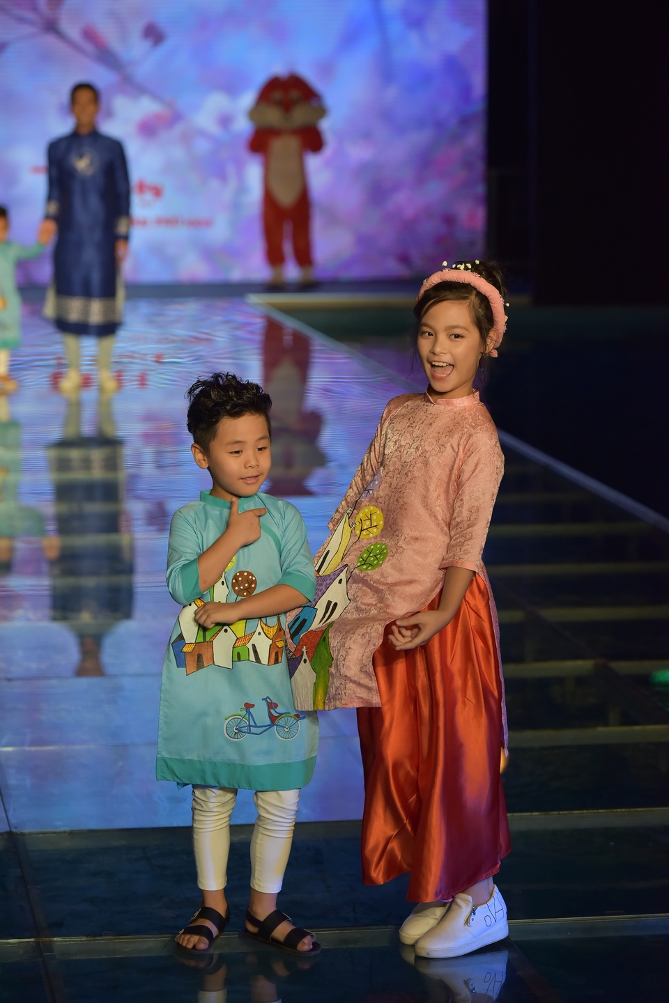 Con trai và con gái MC Phan Anh tạo dáng tự tin.