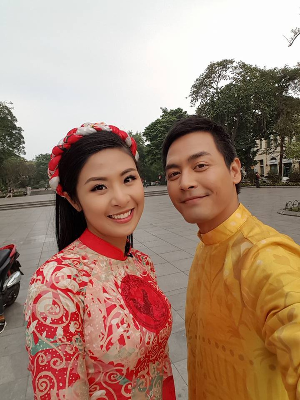 MC Phan Anh, hoa hậu Ngọc Hân kêu gọi "thả cá đừng thả túi nilon" - 5 Ngoài đời, cả Phan Anh và Ngọc Hân đều là những người anh em thân thiết. Họ cũng từng sát cánh cùng nhau trong nhiều chương trình thiện nguyện khác.