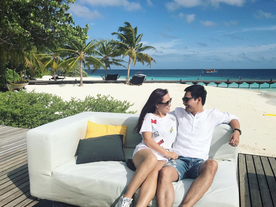MC Phan Anh chờ đến 17 năm mới chịu... tỏ tình và đi trăng mật với vợ - 2 Phan Anh và vợ kỷ niệm 17 năm yêu nhau bằng một tuần nghỉ dưỡng ở bãi biển lãng mạn.