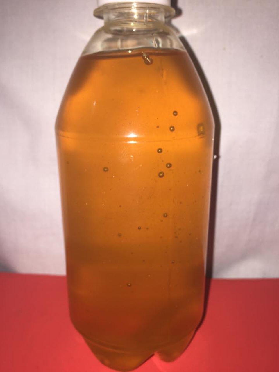 Chai mật ong chuẩn luôn có màu sắc đồng nhất