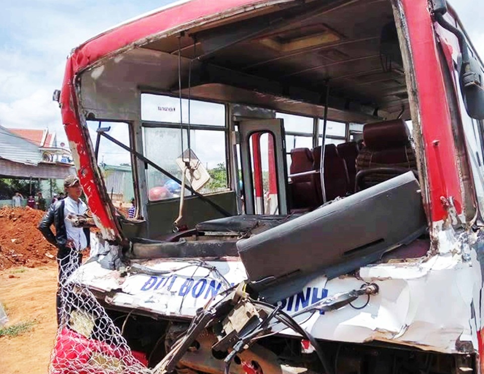 Vụ xe khách tông xe tải: Dang dở mãi ước mơ đại học của hai nữ sinh - 2 Chiếc xe khách chở học sinh bị biến dạng sau va chạm