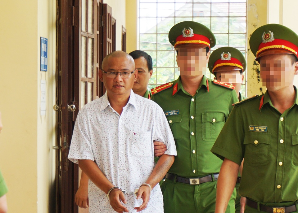 Kết cục mối tình “già nhân ngãi, non vợ chồng” của trùm ma túy Tuấn Lay - 1 Ông trùm ma túy Phan Đình Tuấn được dẫn giải đến phiên tòa