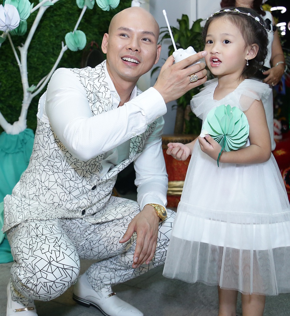 Ca sĩ Phan Đinh Tùng khoe con gái xinh như công chúa - 6 Ông bố chăm con rất nhiệt tình và chu đáo