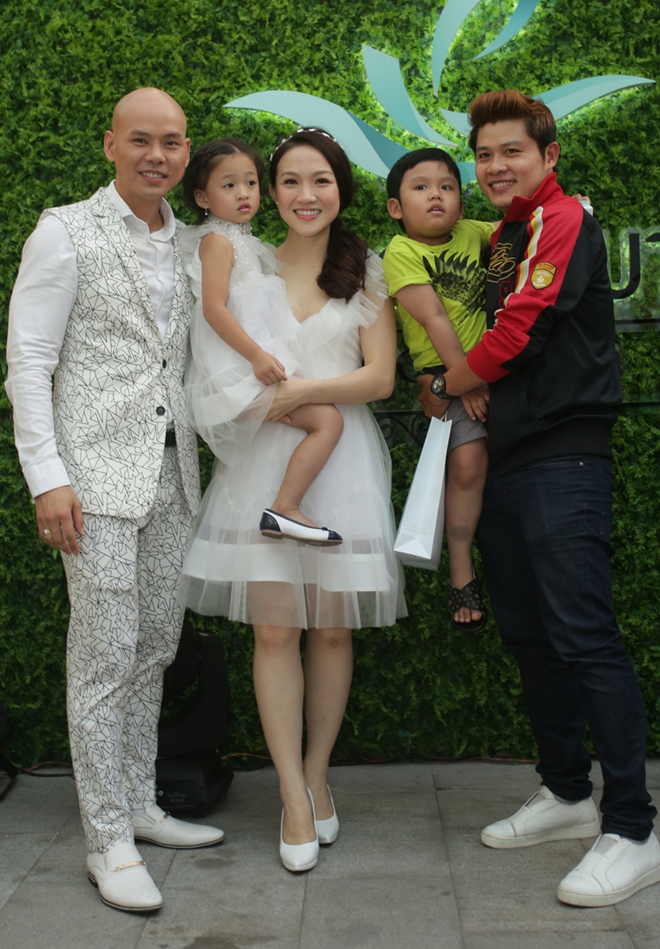 Ca sĩ Phan Đinh Tùng khoe con gái xinh như công chúa - 12 Nhạc sĩ Nguyễn Văn Chung cùng cậu con trai cũng đến chia vui cùng bạn thân.