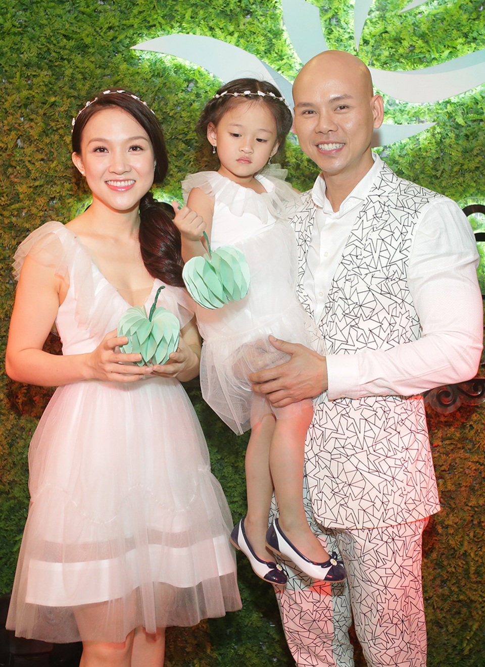 Ca sĩ Phan Đinh Tùng khoe con gái xinh như công chúa - 1
Cả gia đình chọn trang phục “tông xuyệt tông” ăn ý khi xuất hiện bên nhau.