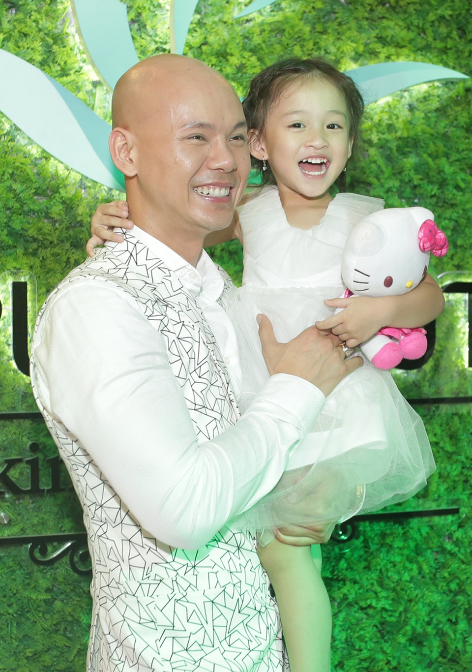 Ca sĩ Phan Đinh Tùng khoe con gái xinh như công chúa - 5 Phan Đình Tùng hạnh phúc bên cô con gái