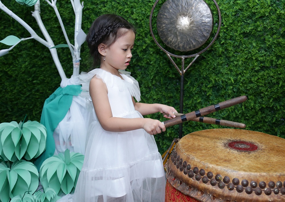 Ca sĩ Phan Đinh Tùng khoe con gái xinh như công chúa - 7 Bé Noel cũng khá nghịch ngợm và dạn dĩ