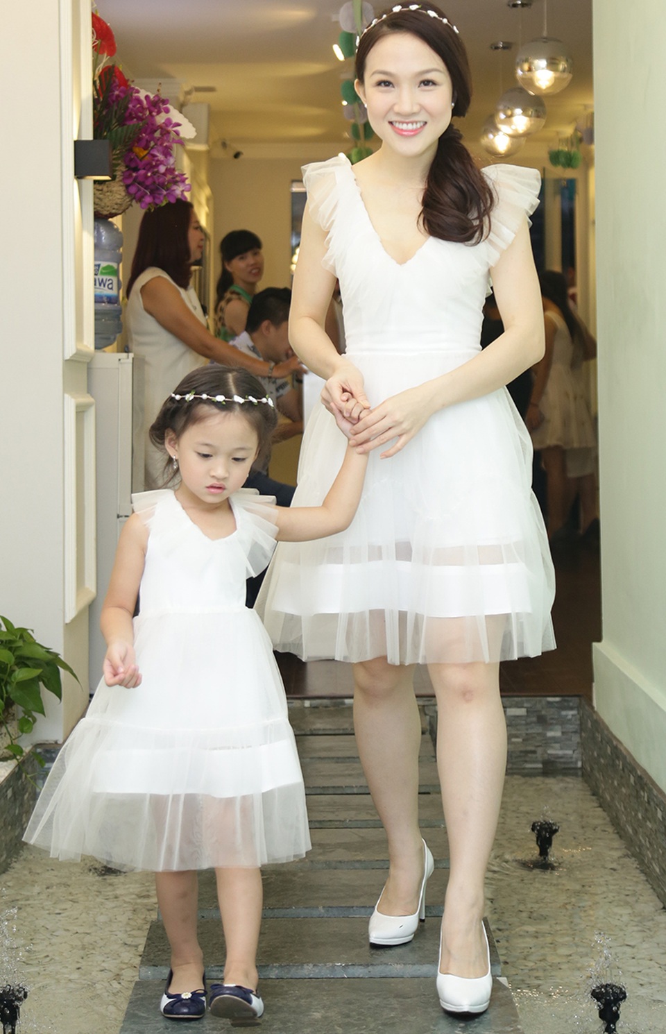Ca sĩ Phan Đinh Tùng khoe con gái xinh như công chúa - 3 Cô con gái của vợ chồng Phan Đình Tùng - Thái Ngọc Bích xinh như công chúa và khá dạn dĩ vì thường xuyên xuất hiện bên cạnh bố mẹ