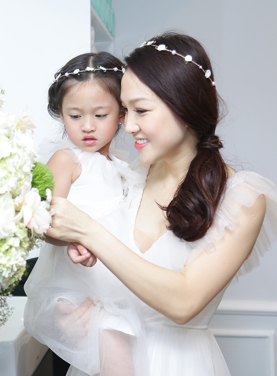 Ca sĩ Phan Đinh Tùng khoe con gái xinh như công chúa - 2
Bà xã của cựu thành viên MTV Thái Ngọc Bích từng là một ca sĩ, nhưng sau khi kết hôn và sinh con, cô gần như hoàn toàn dành thời gian cho gia đình, chăm con và hỗ trợ chồng hết mình trong âm nhạc.