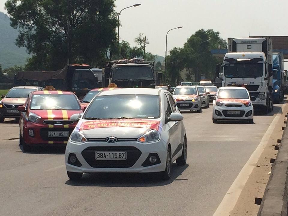 Đoàn ô tô dán băng rôn "diễu hành" phản đối trạm BOT - 4