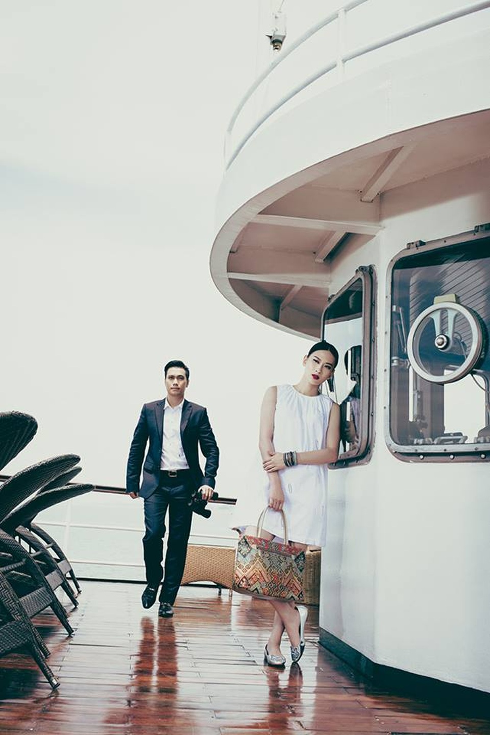 Phan Hải của “Người phán xử” tình tứ bên chân dài sau tin đồn hôn nhân - 8 Mới đây, nam diễn viên này hé lộ những hình ảnh chụp với Á hậu Hoa hậu Đại Dương (2014) Vân Quỳnh trên du thuyền tiền tỷ ở Vịnh Hạ Long. Bộ ảnh do nhiếp ảnh gia Tô Thanh Tân thực hiện với phong cách lịch lãm và lãng mạn. Trong bộ hình, Việt Anh toát ra vẻ lạnh lùng của một người đàn ông trưởng thành, còn Vân Quỳnh lại quyến rũ với những góc ảnh đầy trau chuốt.