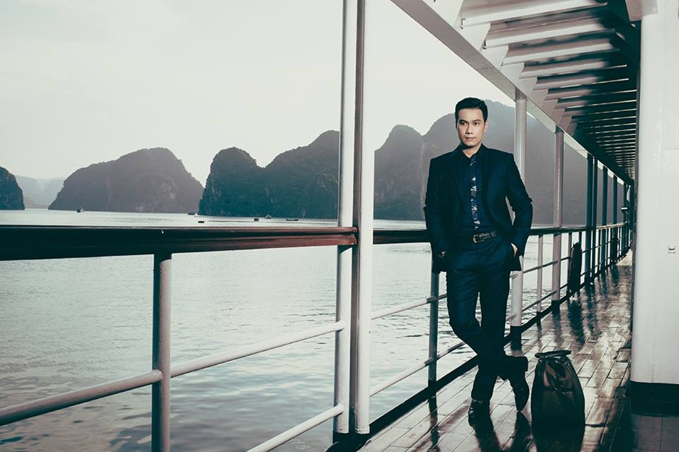 Phan Hải của “Người phán xử” tình tứ bên chân dài sau tin đồn hôn nhân - 2 Việt Anh bén duyên với nghiệp diễn bằng những vai phụ. Tuy nhiên, anh loay hoay nhiều năm vẫn chưa thể nổi tiếng. Để tiếp tục có thể trang trải cuộc sống nhằm nuôi mộng diễn xuất, Việt Anh phải làm nhiều công việc tay chân, thậm chí là lái xe taxi cho một hãng taxi nổi tiếng tại TP.HCM.