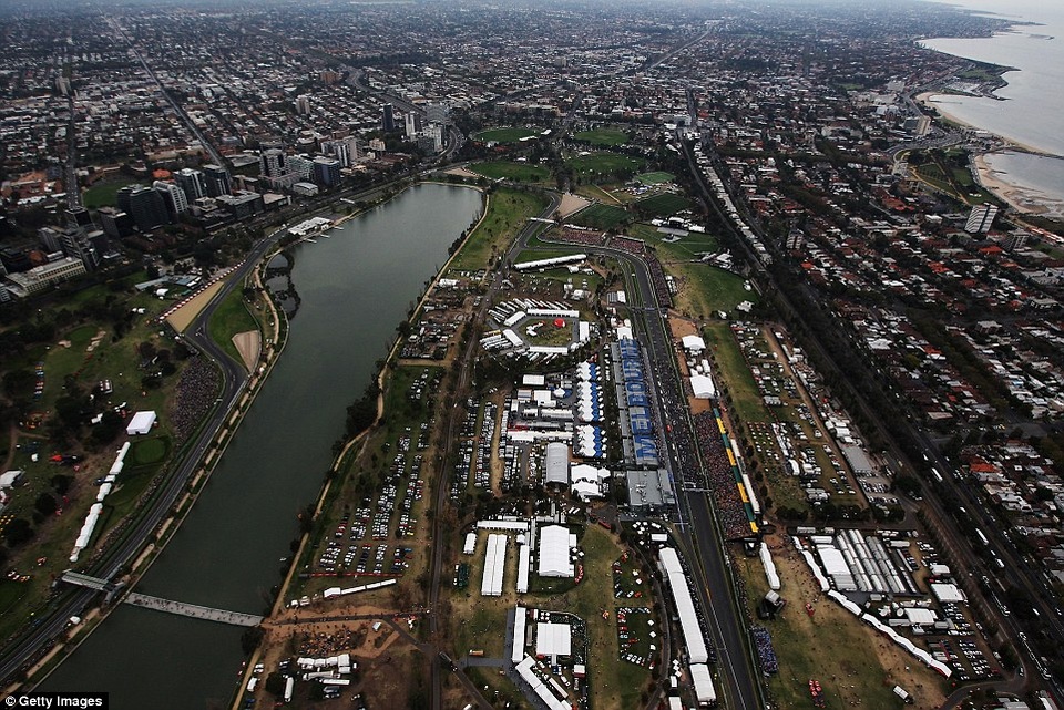 Lewis Hamilton có pole đầu tiên trong mùa giải F1 2017 - 1 Lewis Hamilton có pole đầu tiên trong mùa giải F1 2017 - 1