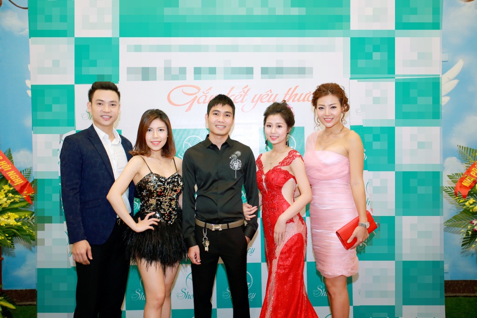 Phan Hương “Người phán xử” lần đầu tiết lộ về người chồng luôn giấu kín - 2 Phan Hương, Duy Khoa, Thuỳ Trang chụp ảnh cùng chủ nhân bữa tiệc.