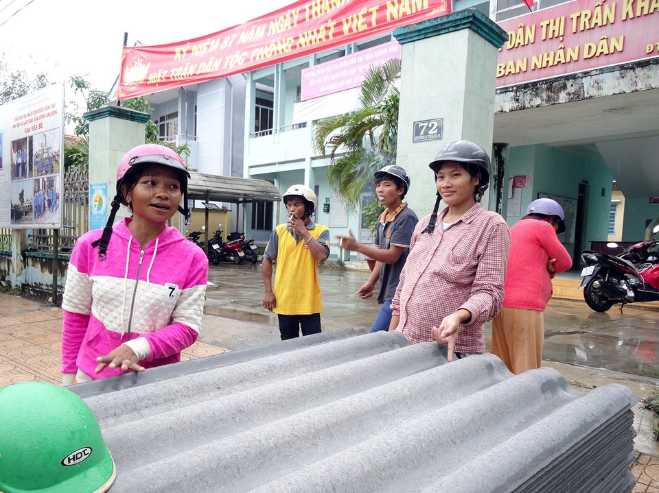 5.000 tấm lợp hỗ trợ huyện nghèo nơi tâm bão Damrey - 1 Người dân phấn khởi tới trụ sở UBND thị trần nhận tấm lợp về dựng lại nhà