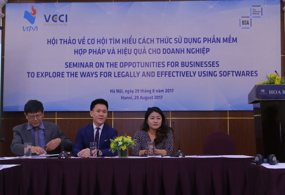 Ông Gary Gan (ngồi giữa), Giám đốc Chương trình Tuân thủ Khu vực Châu Á -Thái Bình Dương, BSA| Liên minh Phần mềm trao đổi với các doanh nghiệp Việt Nam.