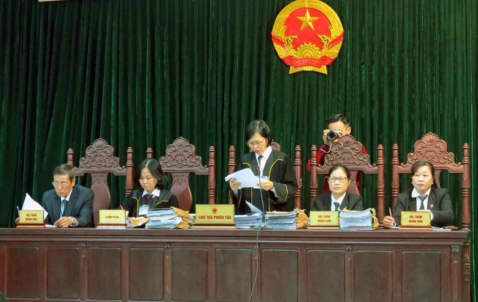 Nguyên Phó Giám đốc Sở NN&PTNT Hà Nội cùng đồng phạm hầu tòa - 2 Chủ tọa công bố bản cáo trạng dài 47 trang.
