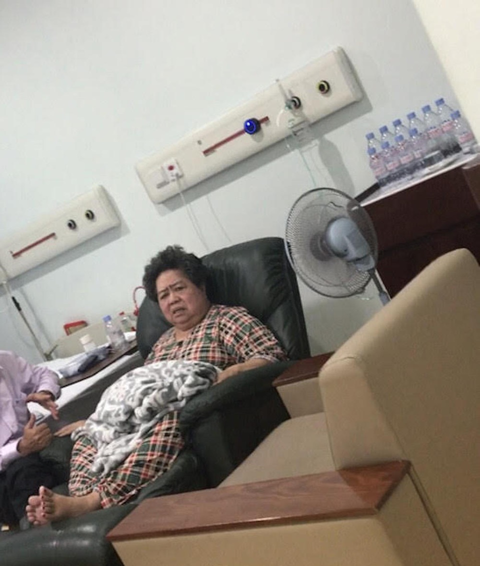 Vì sao bị khởi tố mà không thấy bị can Hứa Thị Phấn xuất hiện? - 1 Bà Phấn đang nằm viện trong lúc bị khởi tố bị can, khám xét nhà riêng