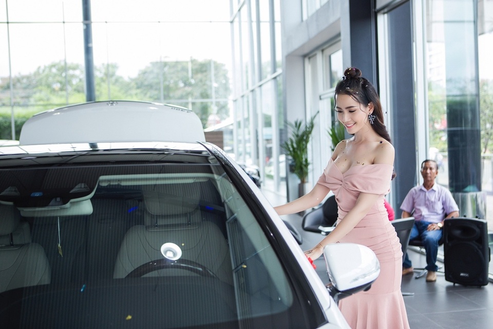Sau màn khoe nhẫn kim cương, Phan Thị Mơ tự tậu xế hộp tiền tỷ - 6 Theo một nguồn tin thân cận, nữ chính phim “Hồ sơ lửa” cũng mua tặng một chiếc xe tương tự tặng cho cô em gái út khi cô nàng này tốt nghiệp đại học.