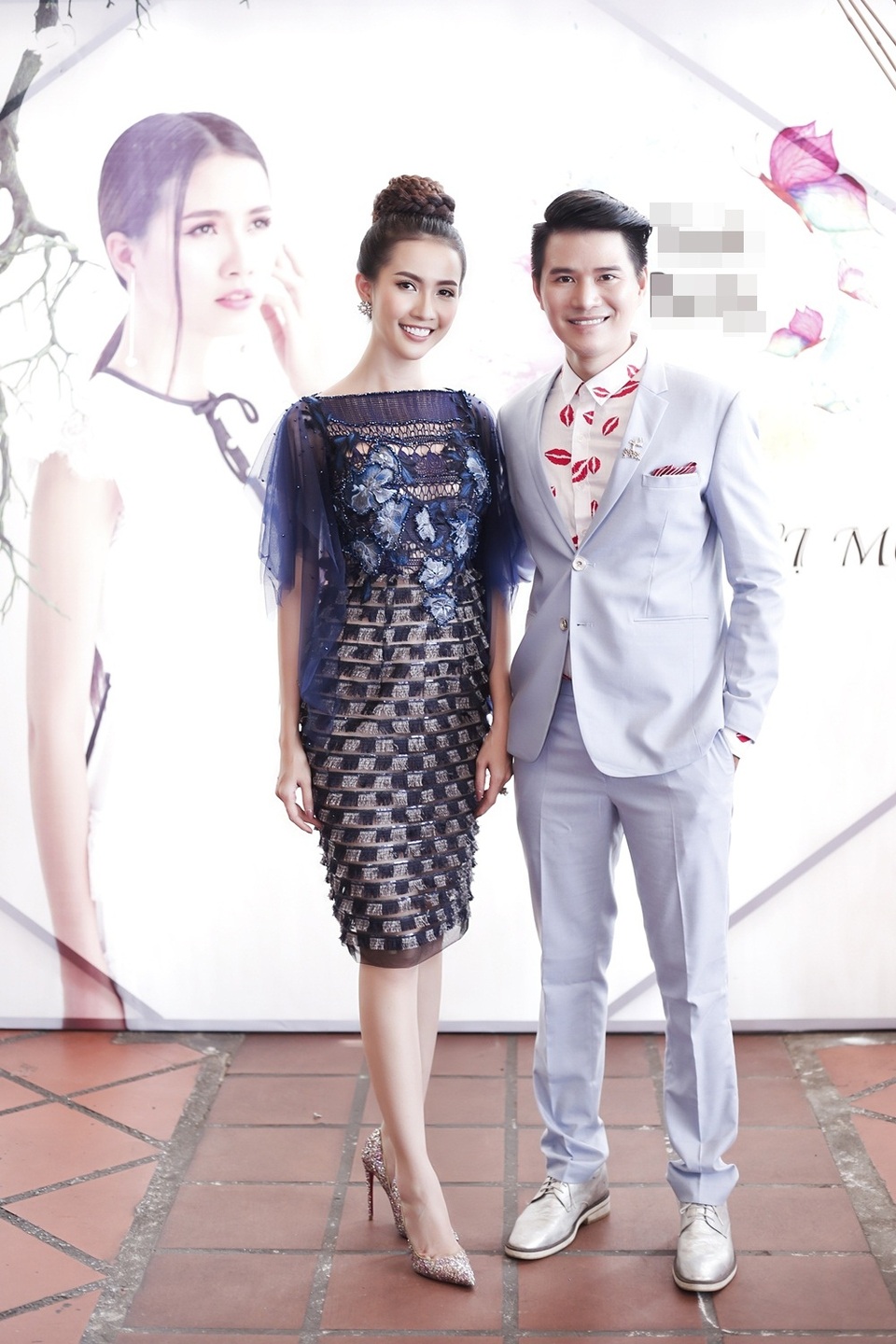 Phan Thị Mơ yêu kiều bên đàn anh.