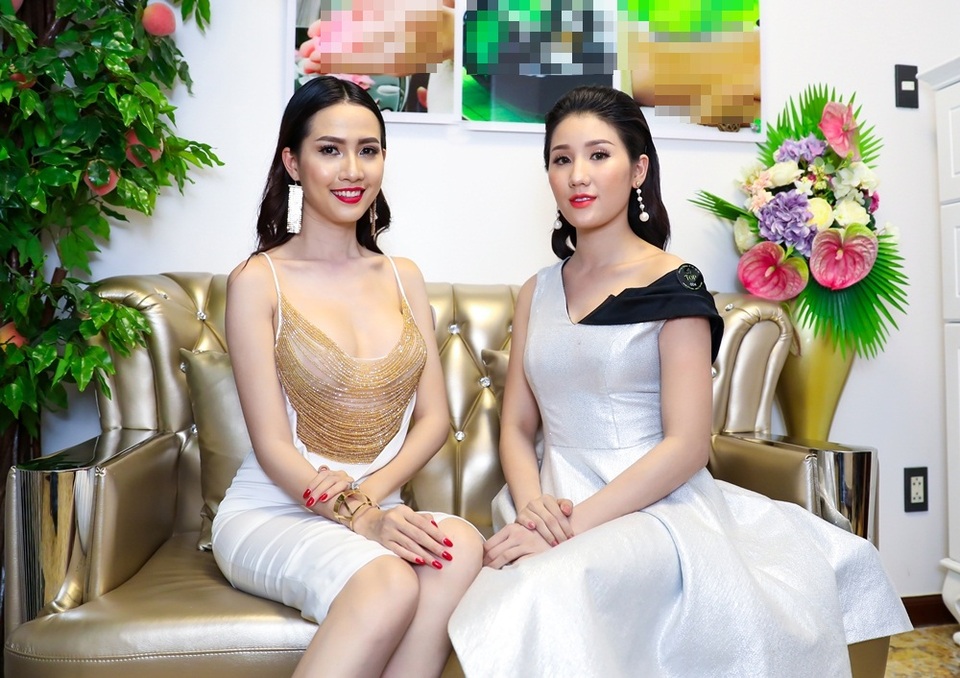 Nếu như Mơ Phan gợi cảm thì Bảo Như cũng xinh đẹp trong chiếc đầm trễ vai màu bạc.