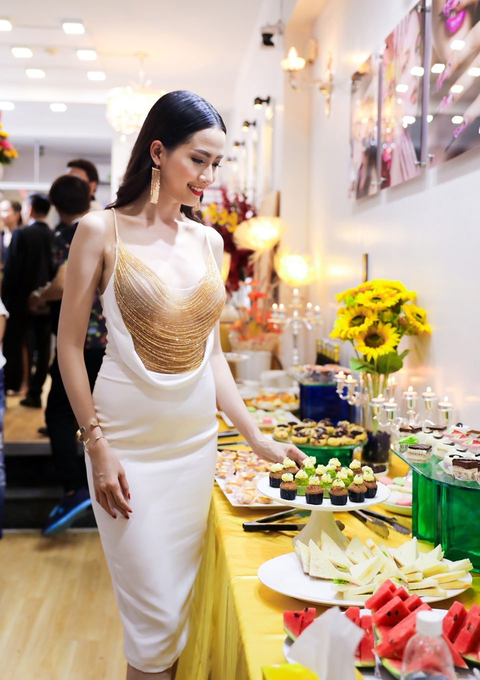 Phan Thị Mơ bạo dạn khoe vòng 1, đọ dáng Á hậu Biển Bảo Như - 3