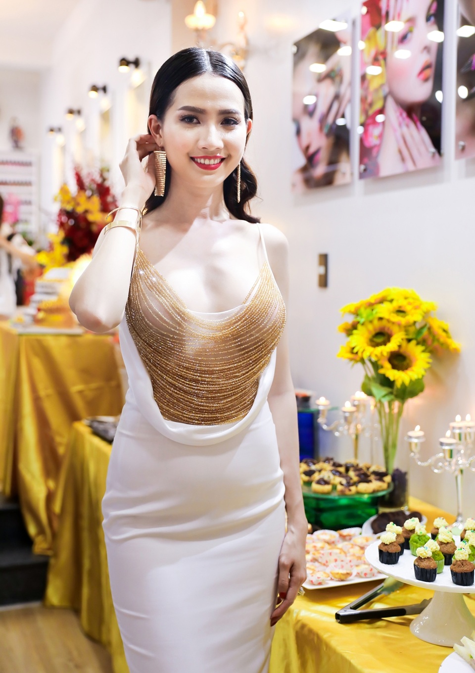 Phan Thị Mơ bạo dạn khoe vòng 1, đọ dáng Á hậu Biển Bảo Như - 2